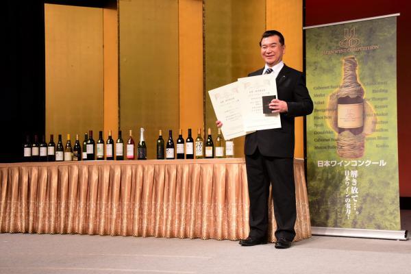 賞状とメダルを手にしている鈴木町長の写真