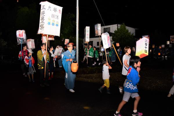 白山神社を出発する一行の写真