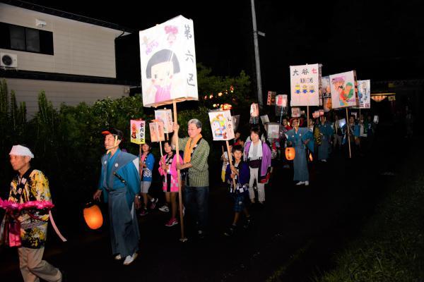 田楽提灯を持つ子どもたちの写真