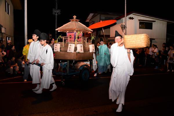 氏子たちに引かれる白山大神様の写真