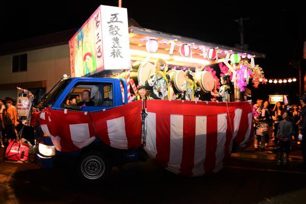 風神太鼓を叩いている写真