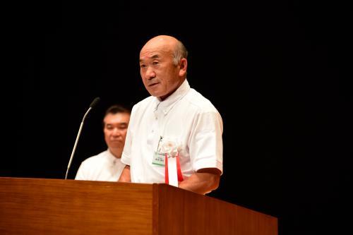 さがえ西村山農業協同組合の柴田清志組合長が歓迎の言葉を述べている様子の写真