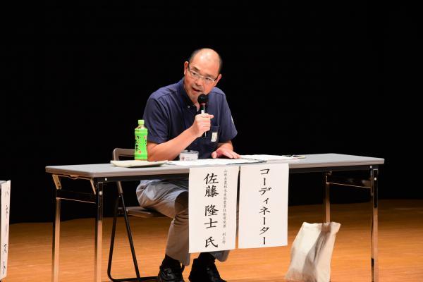 県農林水産部農業技術環境課の佐藤隆士課長補佐がコーディネーターを務めている様子の写真