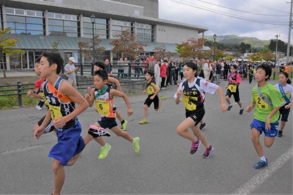 午前9時30分に一斉にスタートを切る1区の選手たちの写真