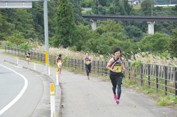 2区を走っている選手たちの写真