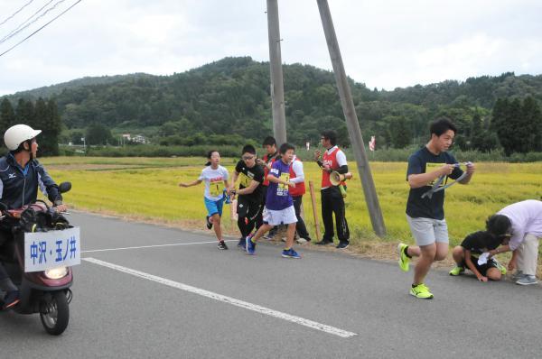 元能中の中継地で選手たちが走っている写真