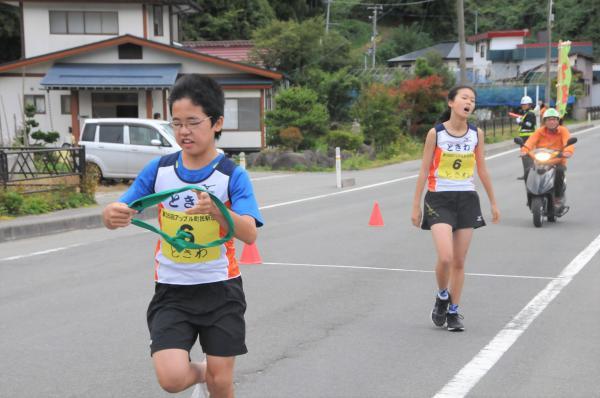 9区で選手がタスキを受け取った写真