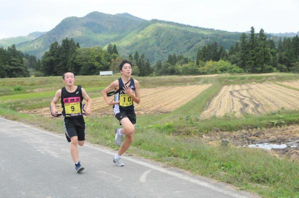 松程十字路前で「前田沢」と「大谷風」の選手が走っている写真