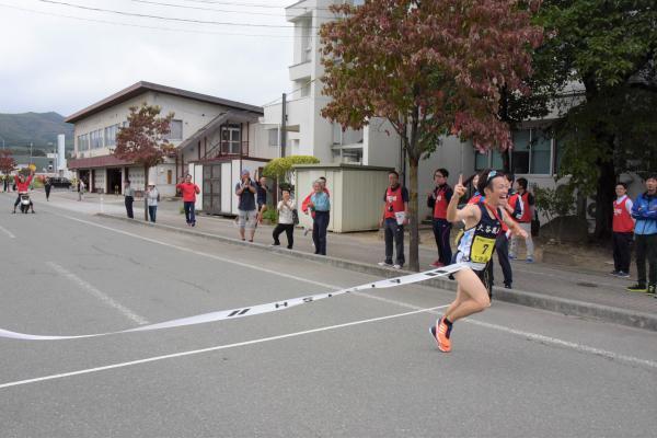 川村選手が「1位」の指を立てゴールした写真