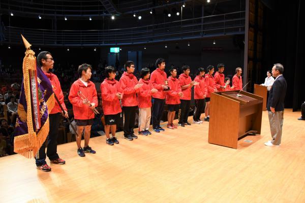 表彰式で優勝した「大谷風」チームの皆さんが並んでいる写真