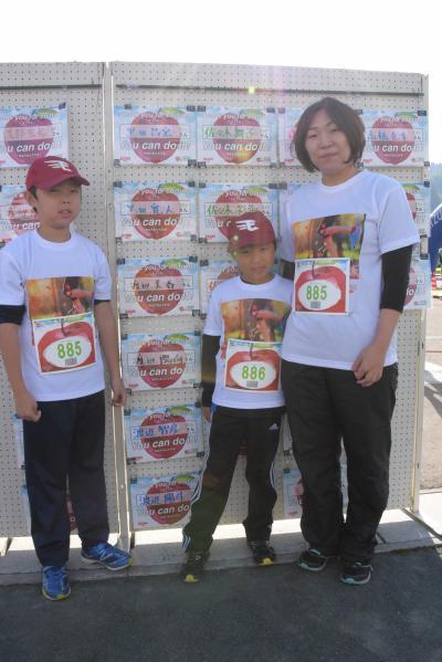 自分の名前入りのメッセージボードの前で記念撮影をする選手の皆さんの写真2