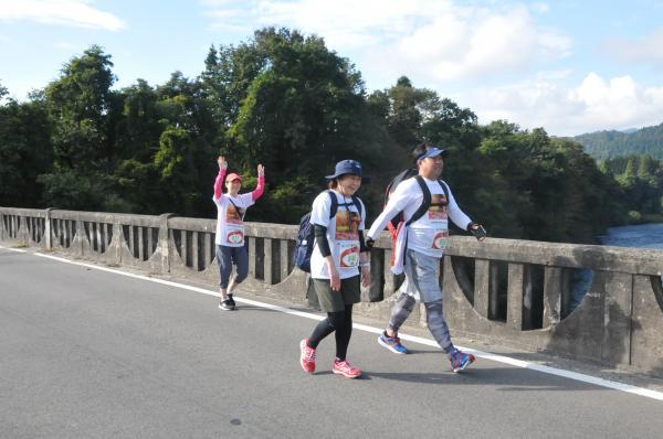 旧明鏡橋を走る選手たちの写真