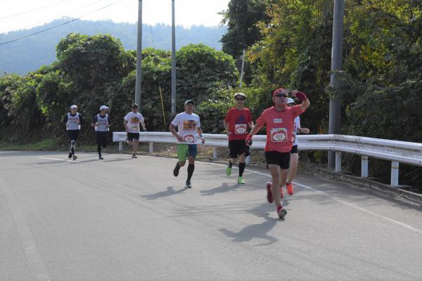 元気に走る選手たちの写真