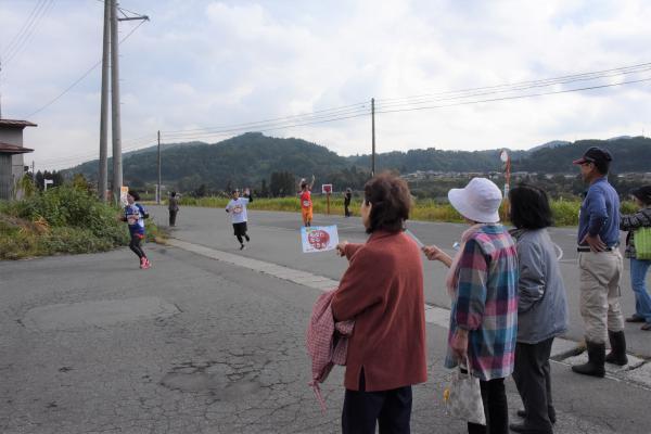 町民応援団が多数集まった元能中地区の様子の写真