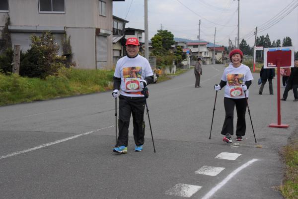 鈴木町長と奥さま町民の皆さんにあいさつしている様子の写真