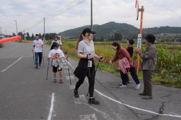 ウォーキングの選手たちが元能中で折り返しする様子の写真