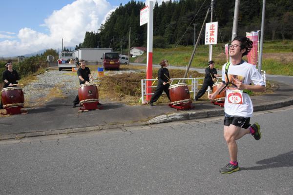 送橋神明こぶし太鼓で応援される選手の写真1