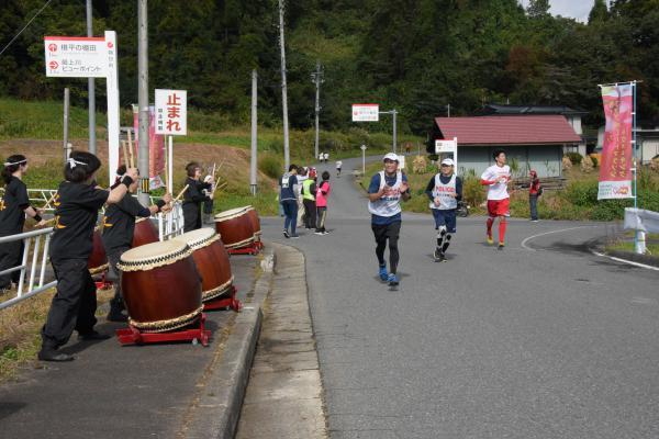 送橋神明こぶし太鼓で応援される選手の写真2