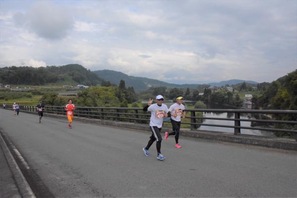 最上川が良く見える絶景スポット「八天橋」を走る選手たちの写真