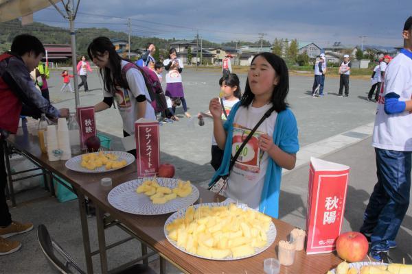 運動した後にリンゴを食べる女性選手の写真