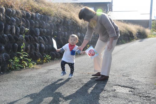 応援する親子の写真