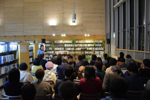 参加者で満員の図書館の写真