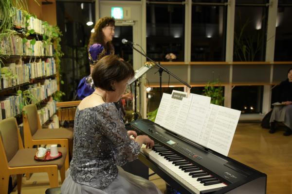 ピアノ演奏で歌を歌っている写真1