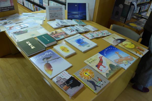 机の上に「夜の図書館」関連本が並べられている写真