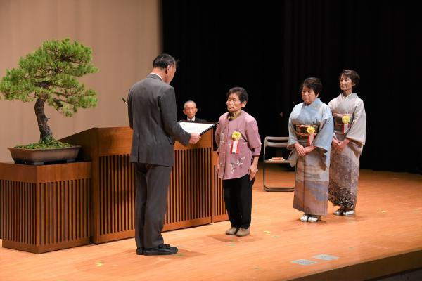 あさひ芸術文化奨励賞を受賞した渡邊たま子さん、藤沢吉榮さん、阿部あや子さんの写真