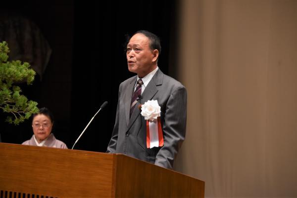 町芸術文化協議会の安藤直良会長が挨拶する写真