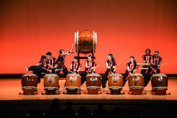 送橋神明こぶし太鼓による勇ましい演奏の写真1