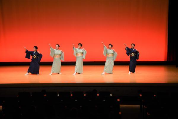 ほほえみ民舞会による踊りの写真