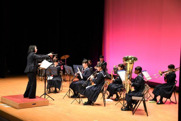 朝日中学校の吹奏楽部の生徒たちの演奏の写真