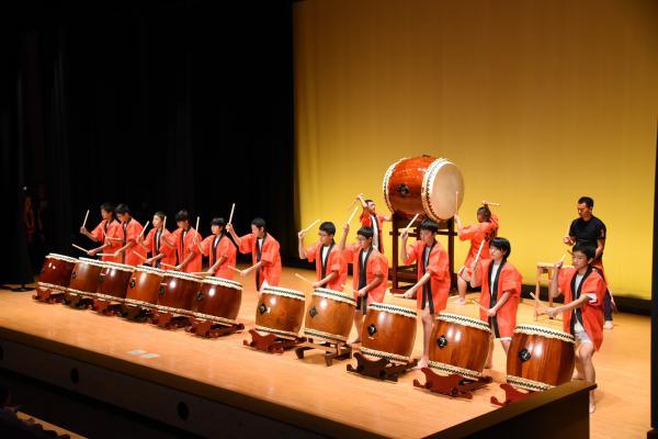 「送橋神明こぶし太鼓」の演奏の写真