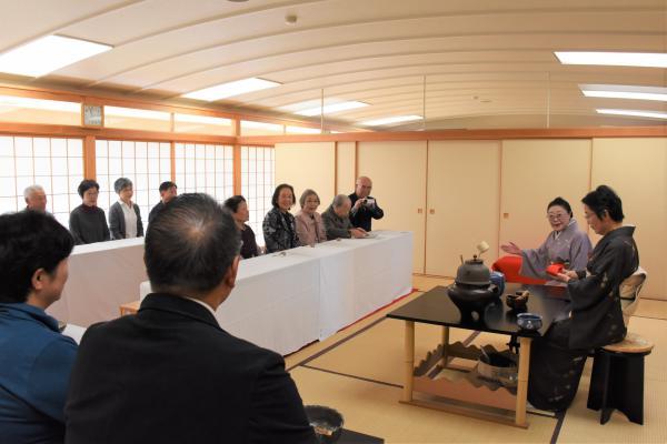 和室で開催されているお茶会の様子の写真