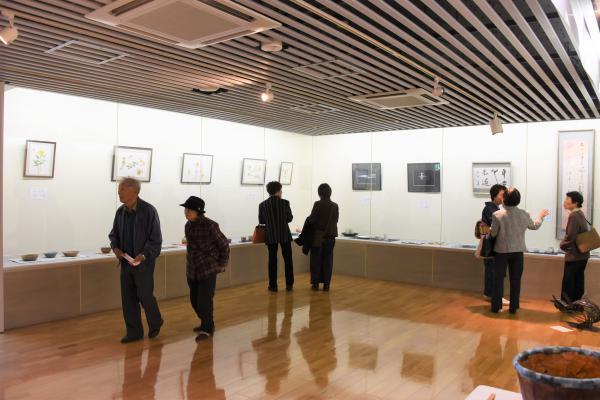 ギャラリーでの「あさひ十人展」の様子の写真