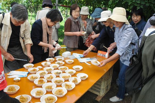 あけびの天ぷらを試食する参加者