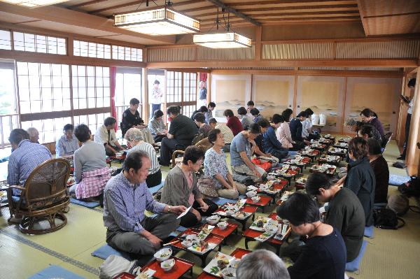 大丸屋旅館であけび御膳をいただく参加者