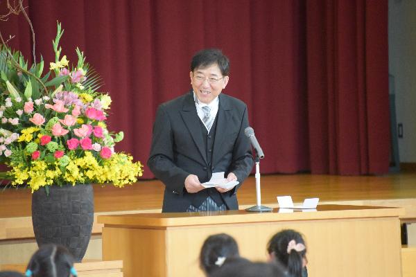 大谷小学校奥山勇校長先生のあいさつの様子