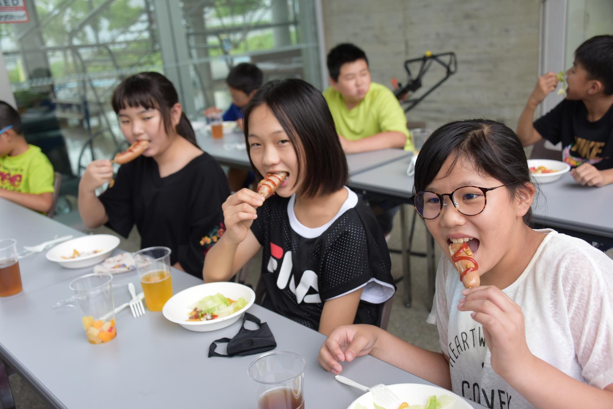 美味しそうに食べる子どもたち