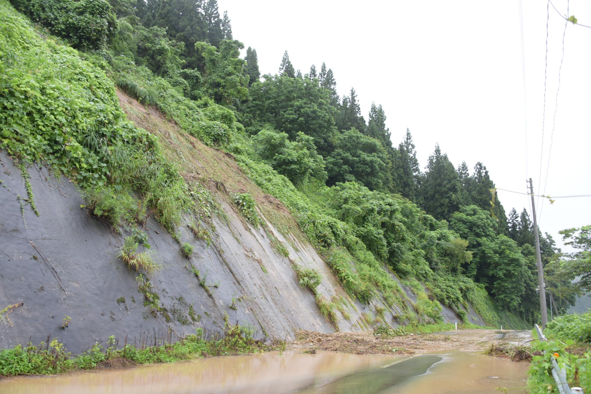 川通地内土砂崩れ