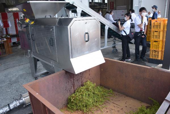 機械からはき出された茎