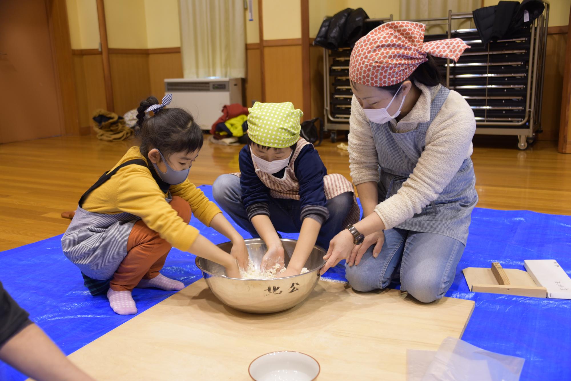 生地をこねる参加者たち