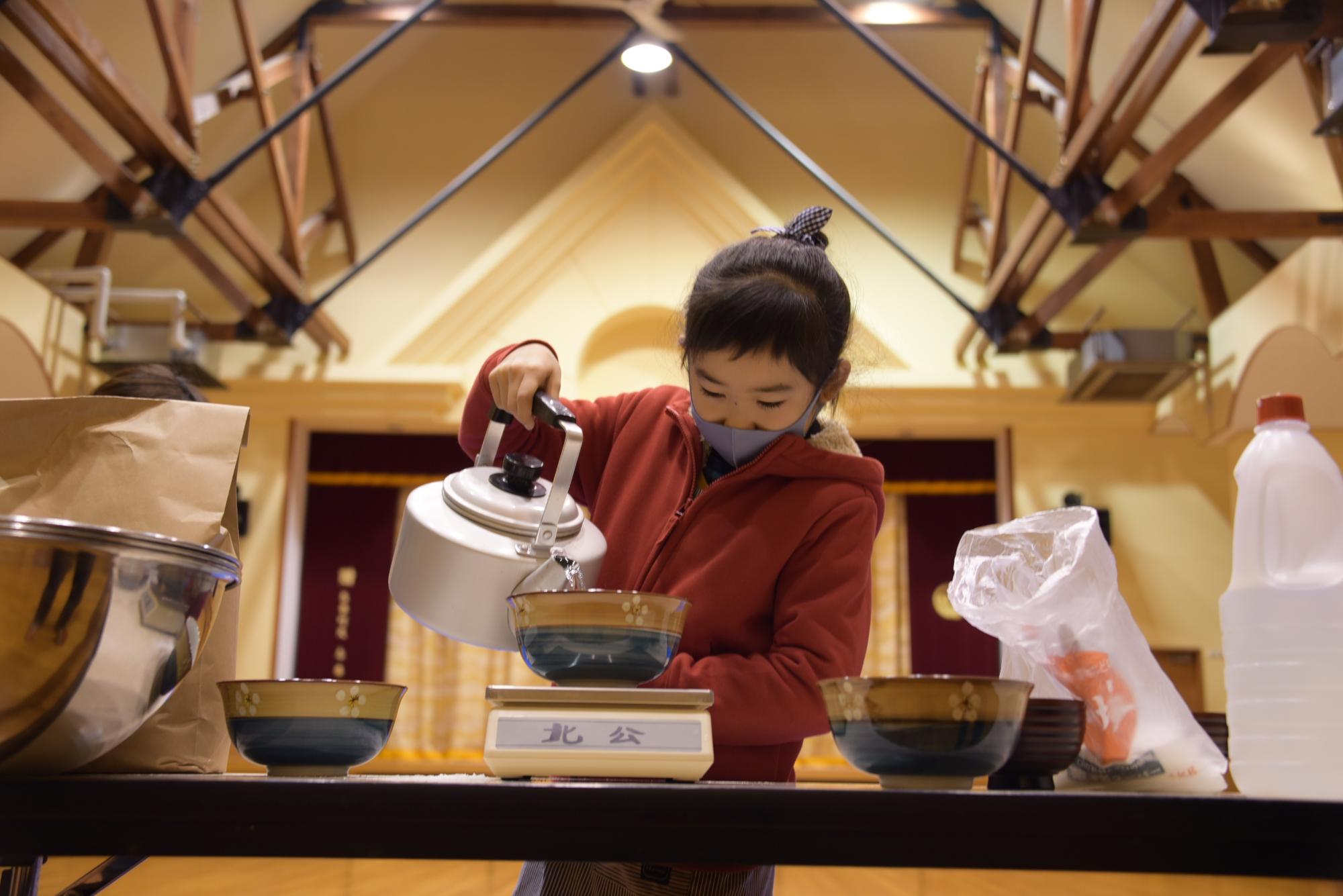 水を量って入れる様子