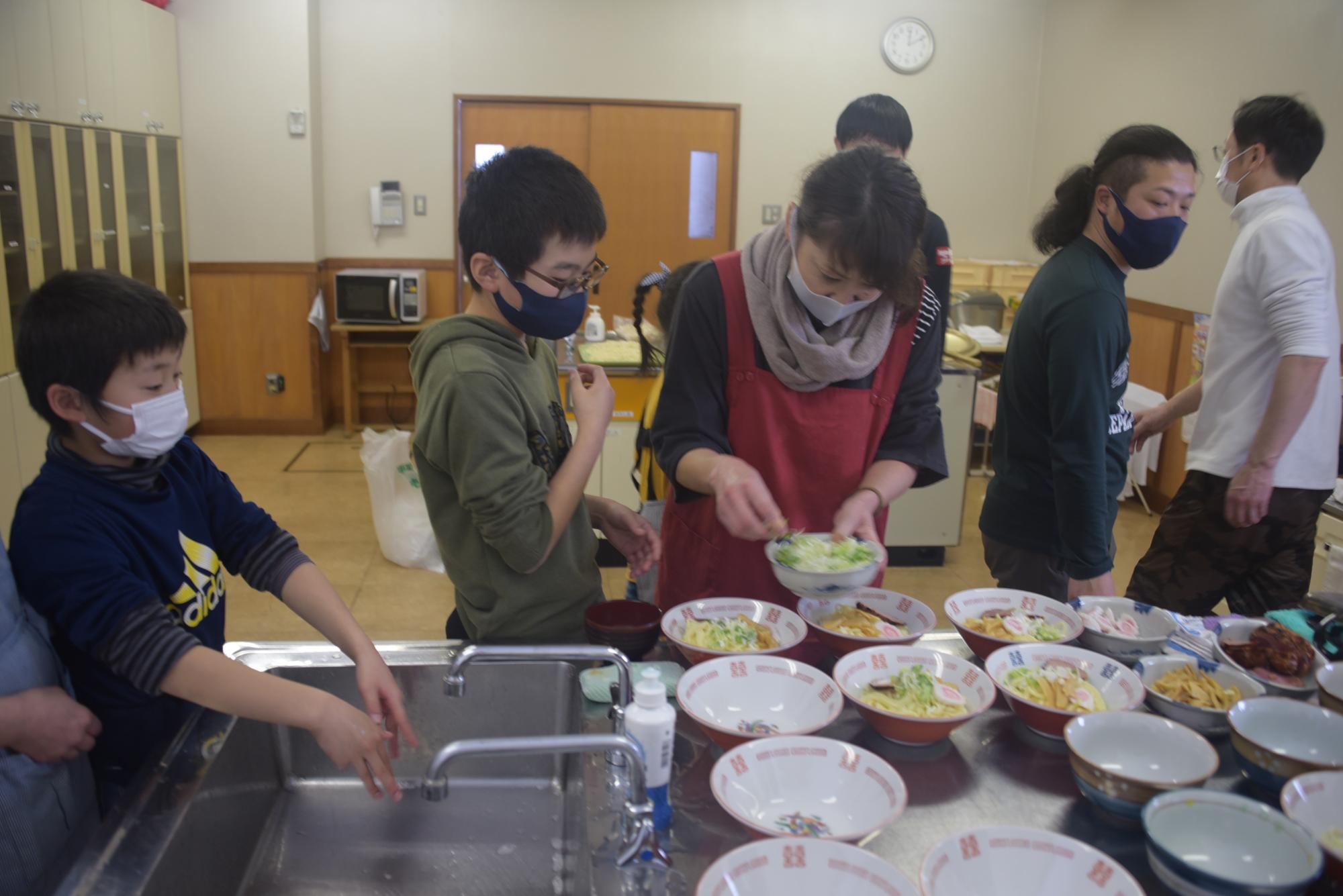 ラーメンを盛り付ける様子