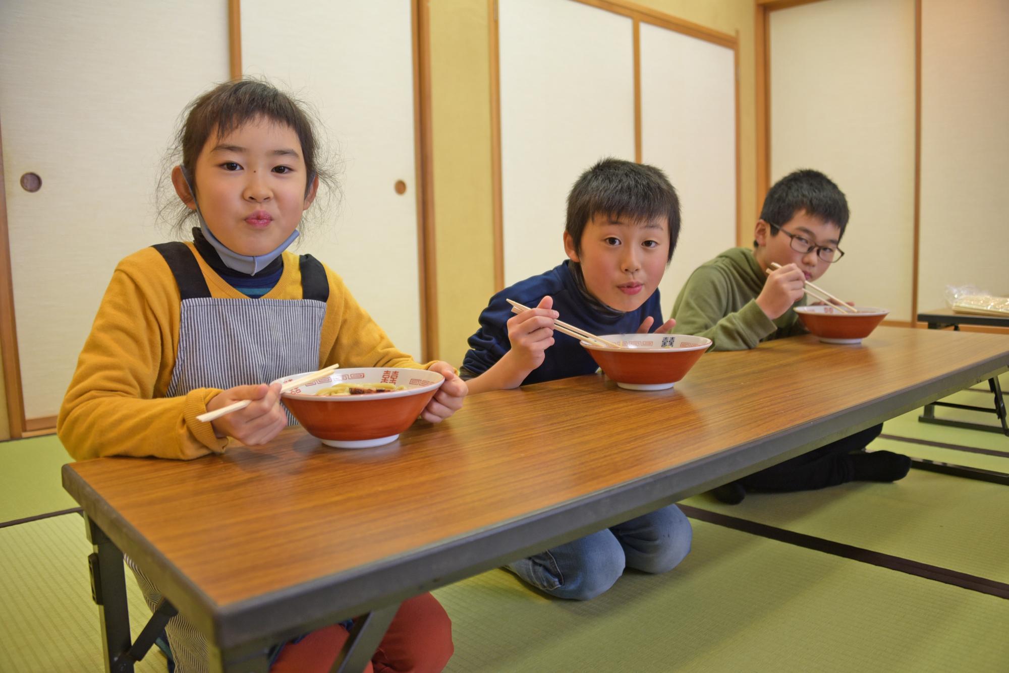 ラーメンを食べる子どもたち