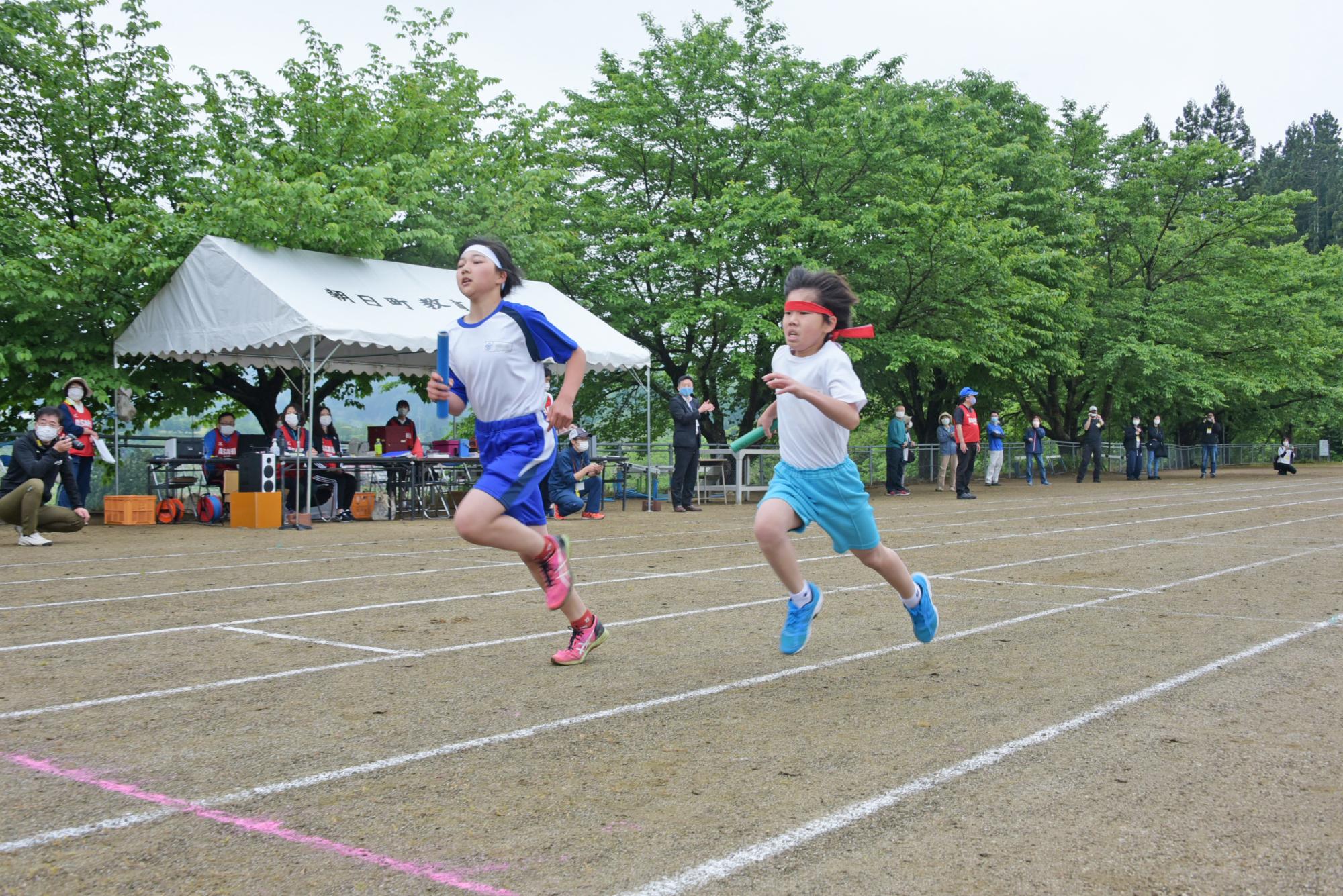 ゴール前で競り合うアンカーの2人