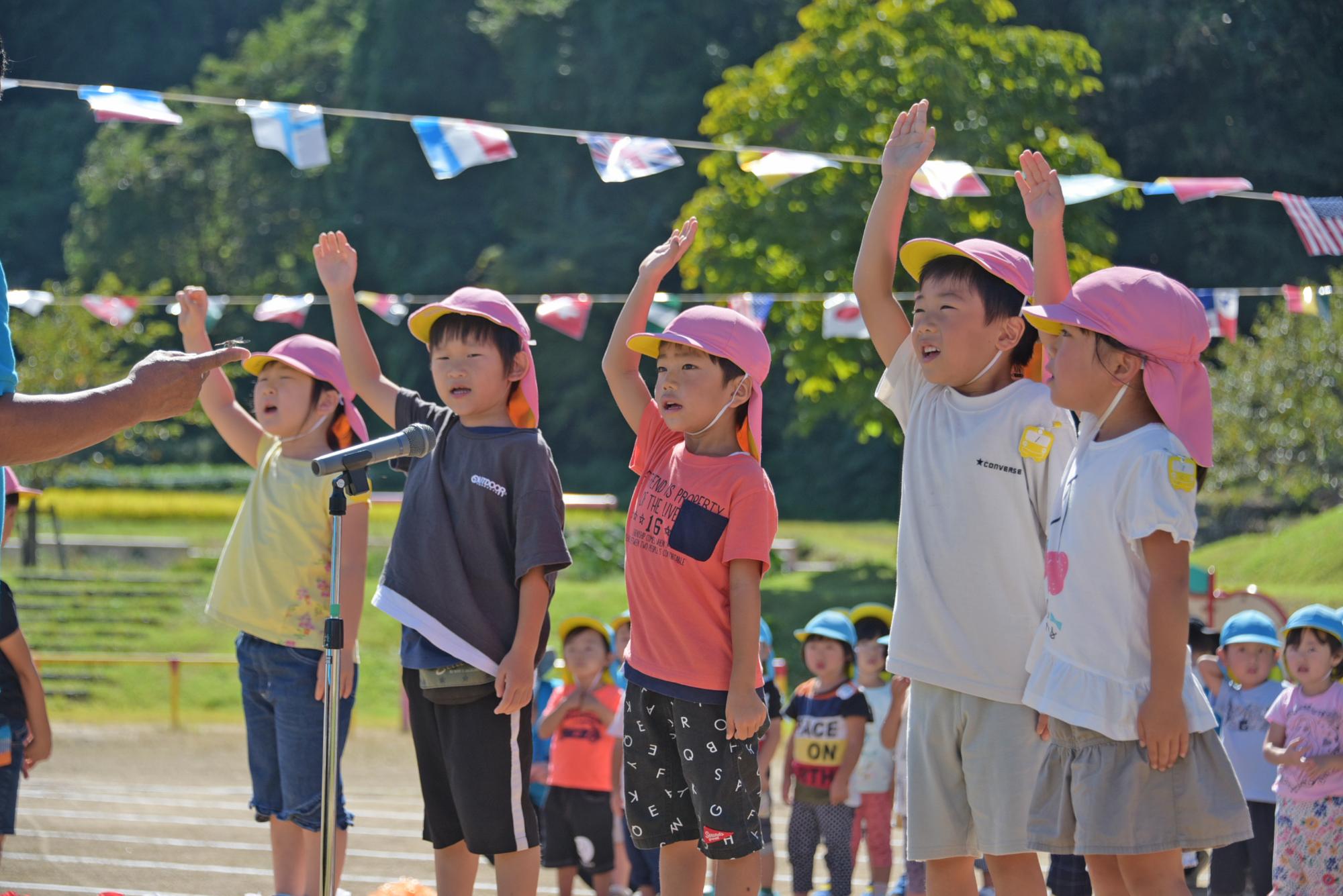 選手宣誓を行う子どもたち