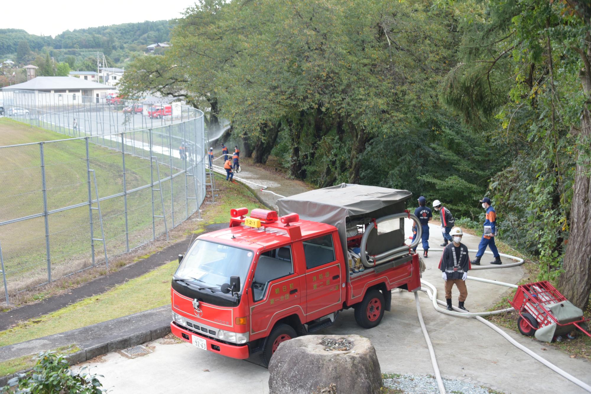 ホースを何本も出して活動する町消防団