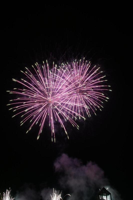 ムラサキ色の打ち上げ花火